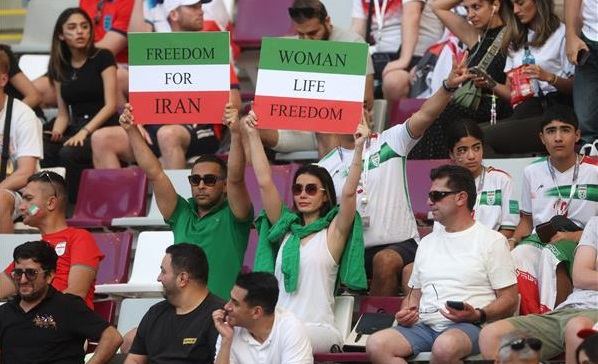  FİFA İrandakı etirazları dəstəkləyən pankartların nümayişinə icazə verdi  