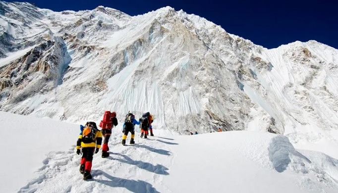  Everestdə 18 alpinist öldü  