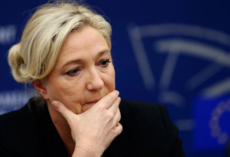  Le Pen Fransanın baş nazirini istefaya çağırdı  