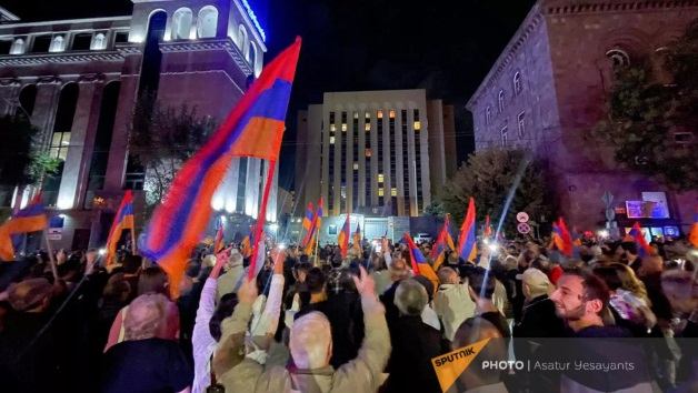  Ermənistan çalxalanır: Toqquşmalar başladı  